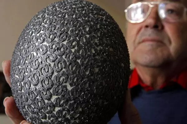 Koszpek Jzsef s az ltala 1119 parnyi patkval dsztett tojs