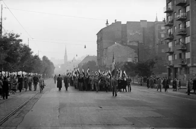 M�egyetemist�k vonulnak a Bem J�zsef t�r fel� - 1956. okt�ber 23.