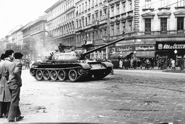 T-54-es harckocsi Budapesten - 1956. okt�ber 31.