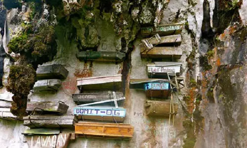 F�gg� kopors�k, Sagada falu - F�l�p-szigetek