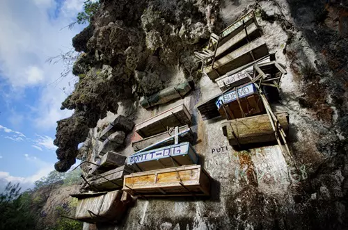 F�gg� kopors�k, Sagada falu - F�l�p-szigetek