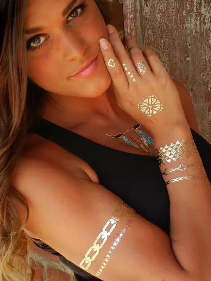 Arany �s ez�st tetov�l�s k�zen, karon