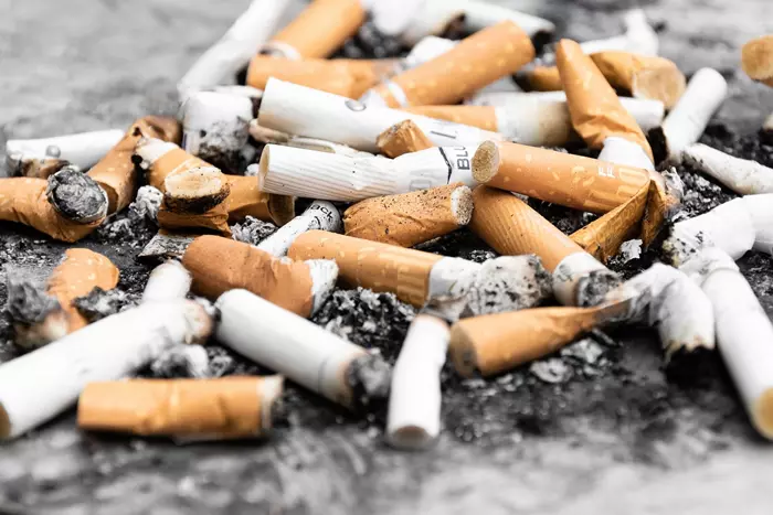Egy halom cigarettacsikk leszokás a dohányzásról