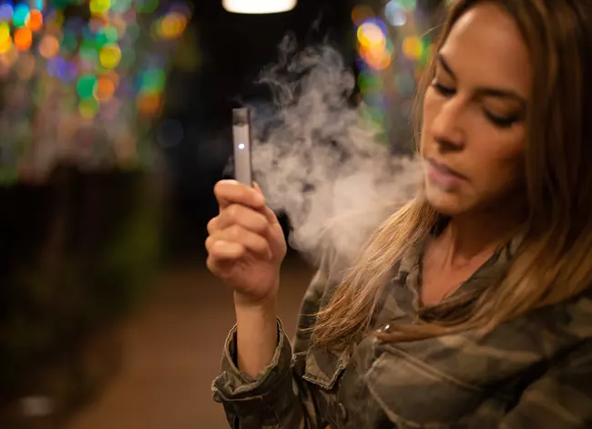 Elektronikus cigarett�t sz�v� n�